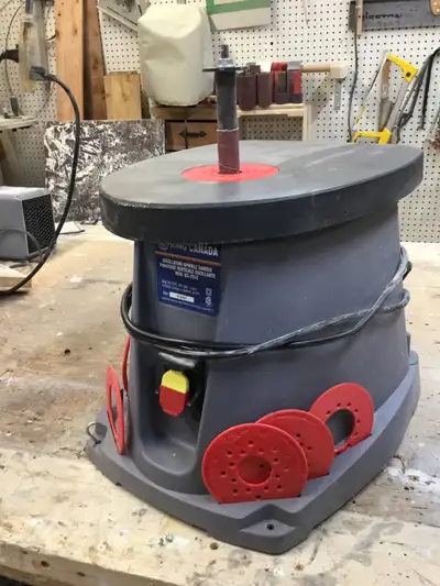 Ponceuse oscillante verticale. Comprend aussi les accessoires et quelques rouleaux de papier sablé.