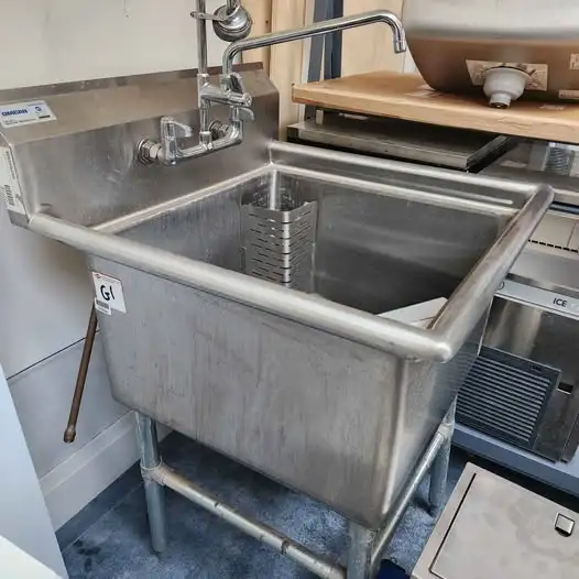 Omcan Commercial Sink w Faucet & Pre-Rinse Spray in Other in City of Toronto - Image 6