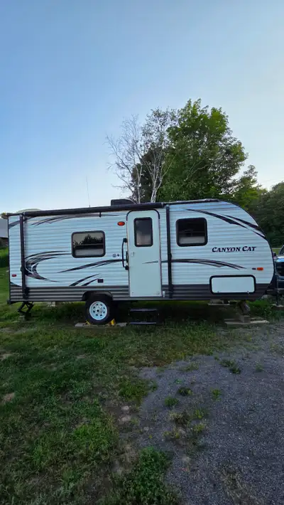 This pre-owned Palomino Puma Canyon Cat Edition camper trailer is ready for your next adventure, fea...