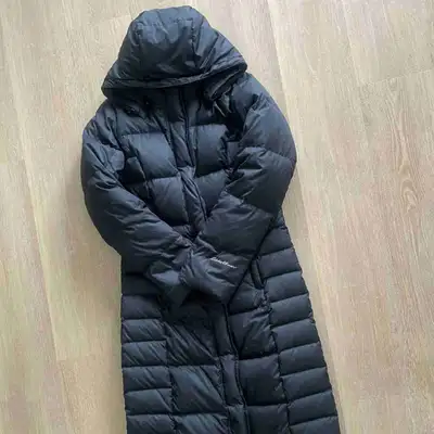 Stay warm and stylish this winter with this Eddie Bauer down coat in XS. This coat is perfect for th...