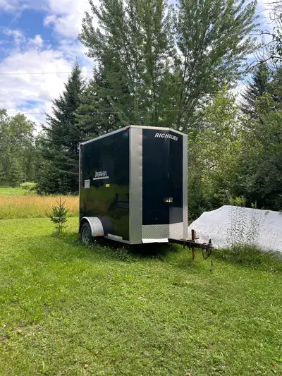 Remorque usagée 4x8x7 de haut en aluminium avec “V” nose en bonne condition. Yannick au 514-522-0408...