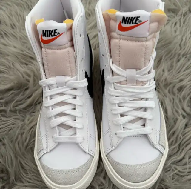 Nike Blazer Mid 77 in Men's Shoes in City of Toronto - Image 4