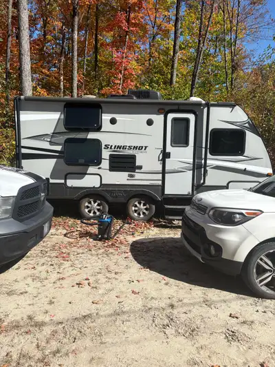 Je vends ma roulotte Slingshot 2012, idéale pour vos aventures en plein air! Cette roulotte bien ent...