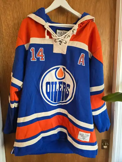 Rep your Oilers pride in this rare Old Time Hockey “Lacer” pullover jersey hoodie, featuring Jordan...