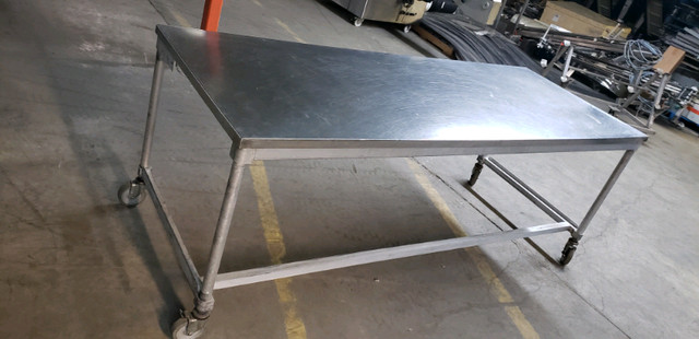 Table couverte en stainless steel et legs en alum sur roues dans Mobilier de salle à manger et cuisine  à Ouest de l’Île - Image 2