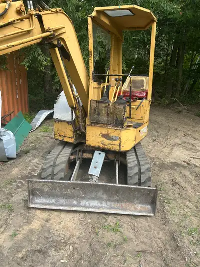 New hydraulic pump, new water pump. Great working condition. Comes with one new spare track. 5313 en...