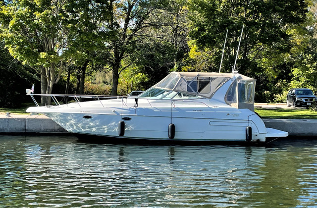 CRUISERS YACHTS 3570 Express Cruiser in Powerboats & Motorboats in Peterborough