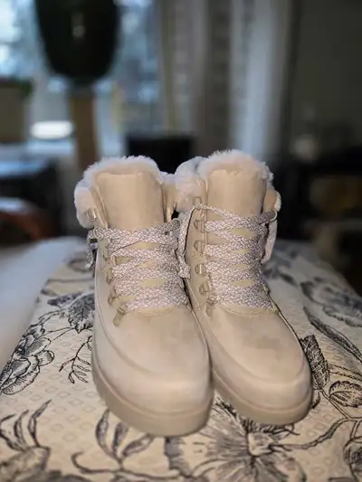 Winter boots size 9, View more