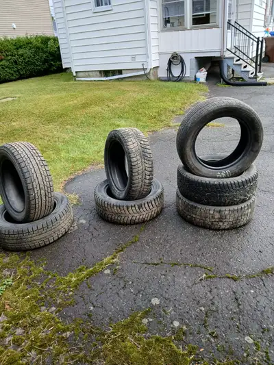 Pneus d’hiver 205/55/R16 à vendre, bons pour au moins un hiver. 2 pneus LAUFENN Fit Ice et 2 pneus Y...