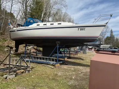 Newer sails : main / 150 genoa / lite 150 myler / spinnaker Newer Harken furling system. Newer foldi...