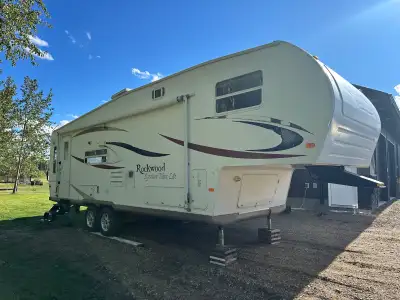 2007 Rockwood Signature Ultra Lite Fifth Wheel -28 feet -Air Conditioning & furnace -Couch pulls out...