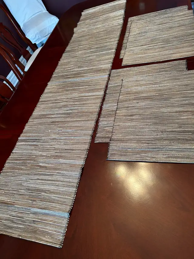 4 Placemats & Table Runner New! in Home Décor & Accents in Ottawa - Image 3