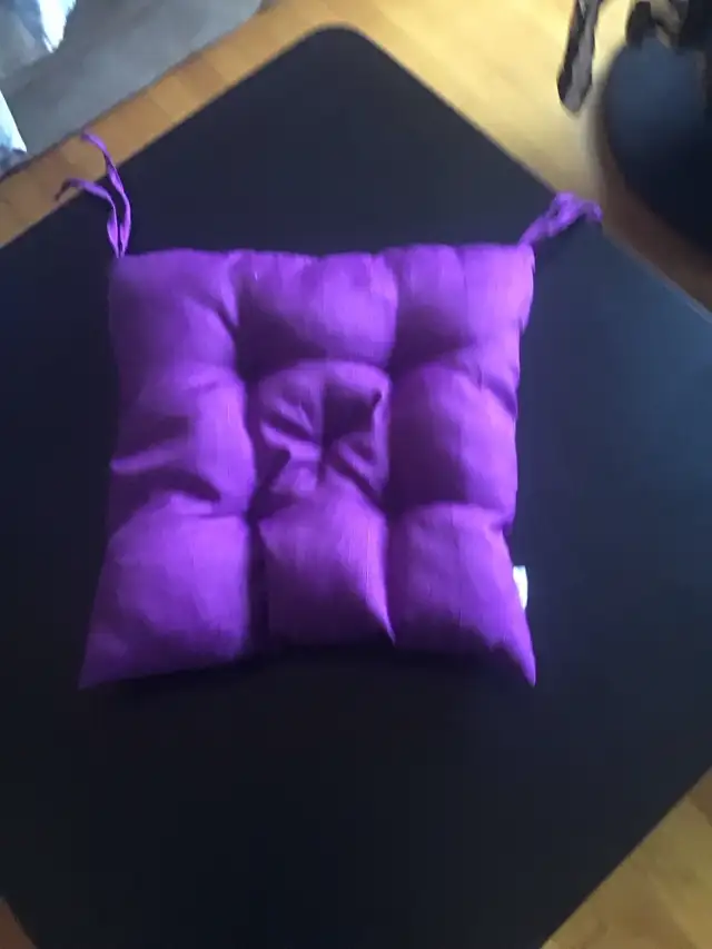 4 coussins pour chaise de cuisine de couleur mauve 15$ in Dining Tables & Sets in Longueuil / South Shore - Image 3