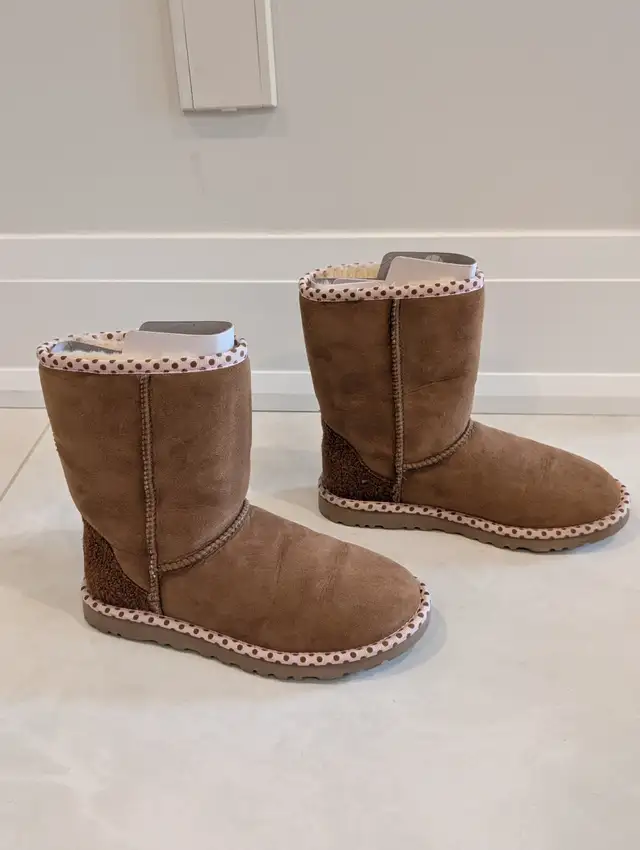 UGG Australia Classic Short 78 Collection Boots Chestnut Size 6 in Women's - Shoes in Markham / York Region - Image 3