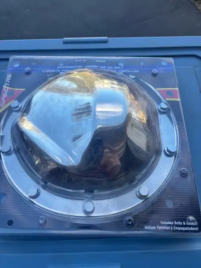 Brand New GM 10 bolt Rew Diff cover, never installed. Complete with Chrome bolts and new gasket. Sti...