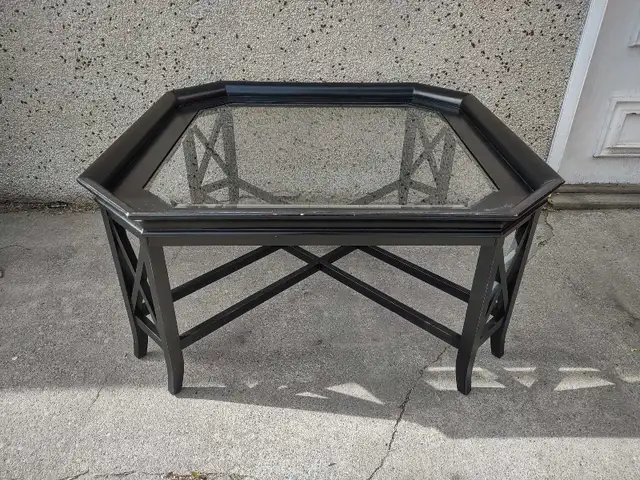 MODERN COFFEE TABLE WITH A GLASS TOP GREAT SHAPE  in Coffee Tables in Calgary - Image 2