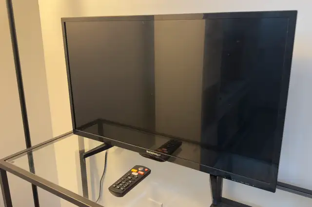Westinghouse 32” HD Smart TV in Excellent Condition  in TVs in Gatineau - Image 2