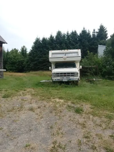 Chalet -camper :$400 par mois tout compris avec wifi . Joly Québec location au mois un moi minimum ....