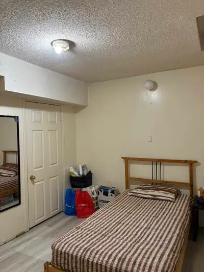 Room for a single girl in sharing