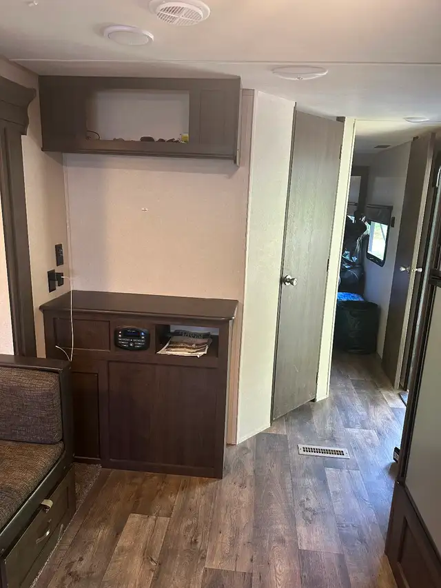 Holiday Trailer Salem 27’ 2018 in Travel Trailers & Campers in Fort St. John - Image 10