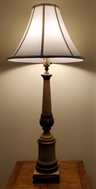 VINTAGE CARVED WOOD TABLE LAMP in Arts & Collectibles in City of Toronto - Image 4