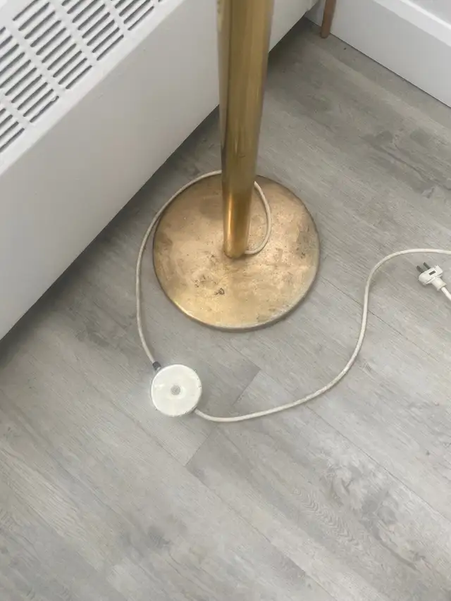 Mid century stand up brass lamp .works perfect ,5 feet7 in tall in Indoor Lighting & Fans in City of Toronto - Image 5