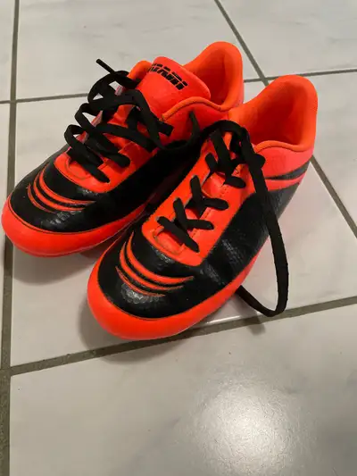 Nearly new youth soccer shoes Size 6