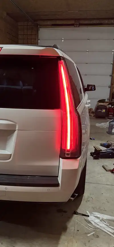Cadillac Escalade type tail light (passenger side) OEM GM part: 84211920 - 1437$ https://www.tubmang...