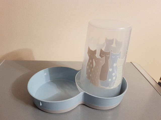 Pet Self Feeder dish for cats or dogs in Accessories in Winnipeg