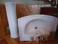 White Pedestal bathroom sink in excellent condition