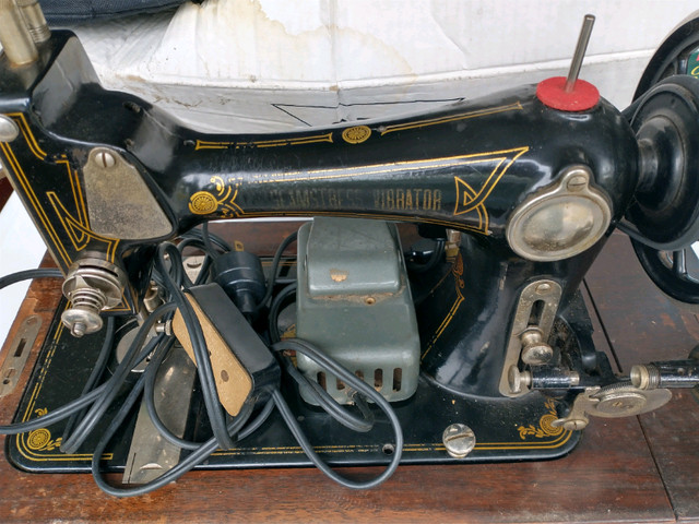 Antique Sewing Machine in Arts & Collectibles in Oakville / Halton Region - Image 2