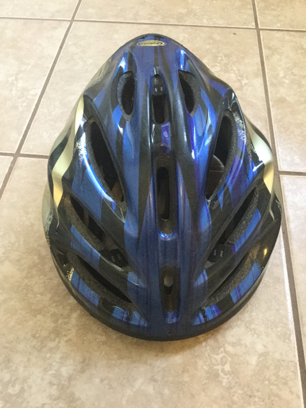 Adult bike helmet in Clothing, Shoes & Accessories in Winnipeg - Image 2