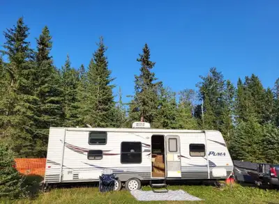 27FQ Puma Travel Trailer by Palomino Living Area, w/Overhead Cabinets, Double Kitchen Sink, 3 Burner...