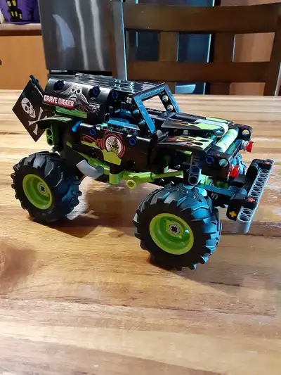 100% complet comme neuf car n'a pas servie et j'ai changé les pneus d'origine pour des vrais pneus d...