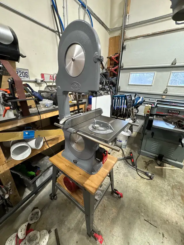 Restored Beaver 3300 Bandsaw with spare blades - made in Ontario in Power Tools in Gatineau - Image 3
