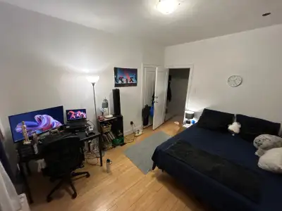 Room close to Snowdon metro (590 CAD)