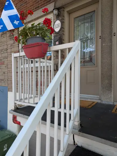 Bright 2+1 bedrooms, renovated. Brand new A/C and appliances.