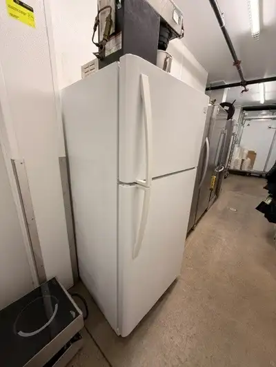 Frigo blanc fonctionnelle avec petit congélateur. 65,5pX29,5p Vous devez vous déplacer pour le ramas...