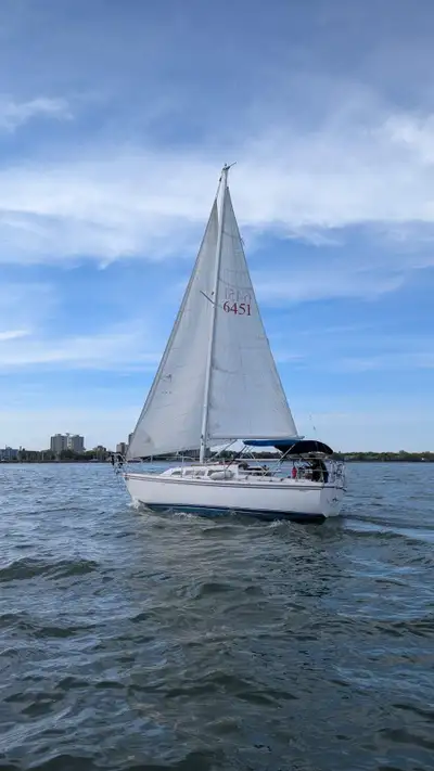 Catalina 27, inboard diesel Universal 18, tall rig, shoal draft. Good condition, 4yr old Carver SS B...
