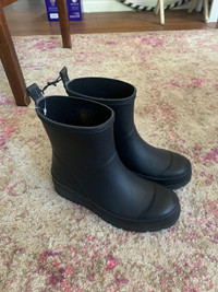 Kids size 6 rain boot 