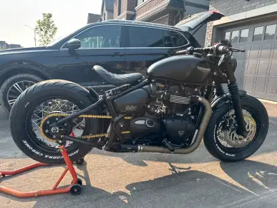 Gorges bike ready to go Don’t need anything All upgraded Front lights Back lights Exauste mirrors Ti...