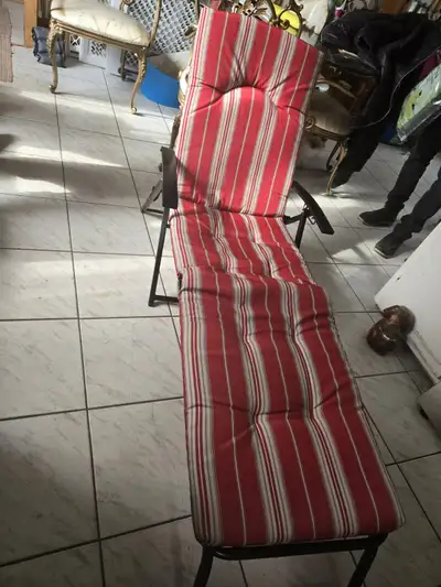 Chaise longue coussinée  très confortable  multis position 30$, View more