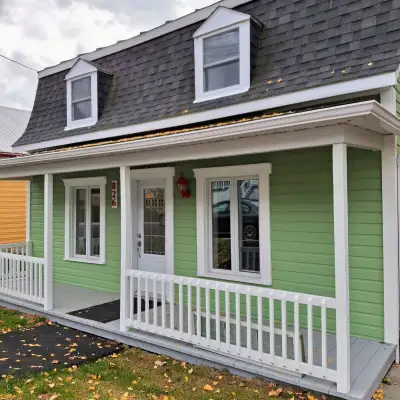 3 chambres 1 walk-in Cuisine avec lave-vaisselle inclus 1 SDB complète + 1 salle d’eau à l’étage. Ca...