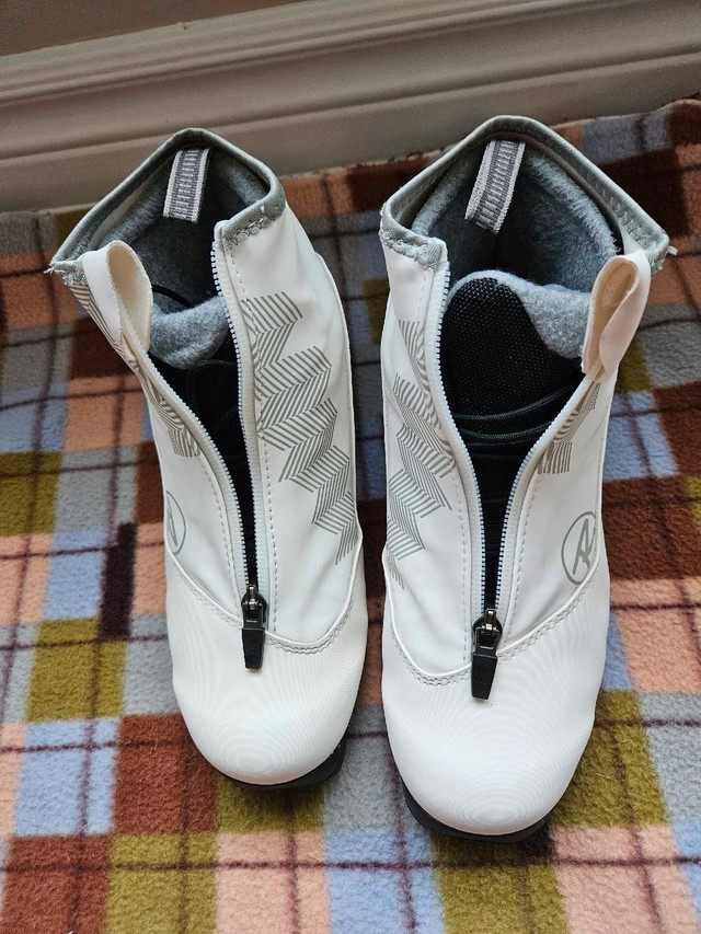 LIKE NEW Ski boots Rossignol X2 FW Women's Touring Boots 37(6.5) in Ski in Ottawa