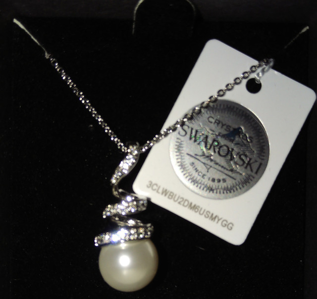 Pearl Swarovski necklace in Jewellery & Watches in Windsor Region