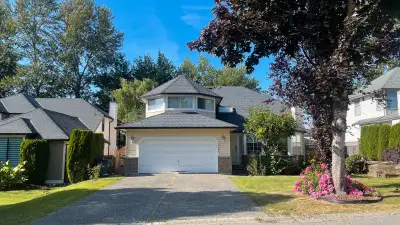 Fraser Heights 4bedr rooms &den for rent