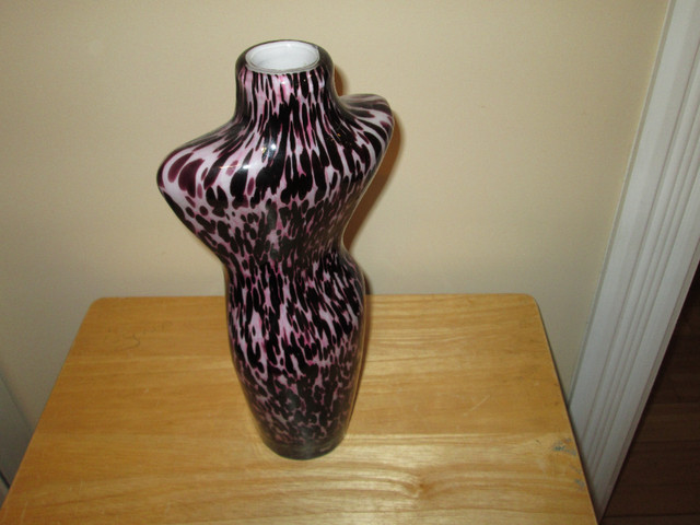 HAND BLOWN WOMANS TORSO VASE in Home Décor & Accents in New Glasgow - Image 3