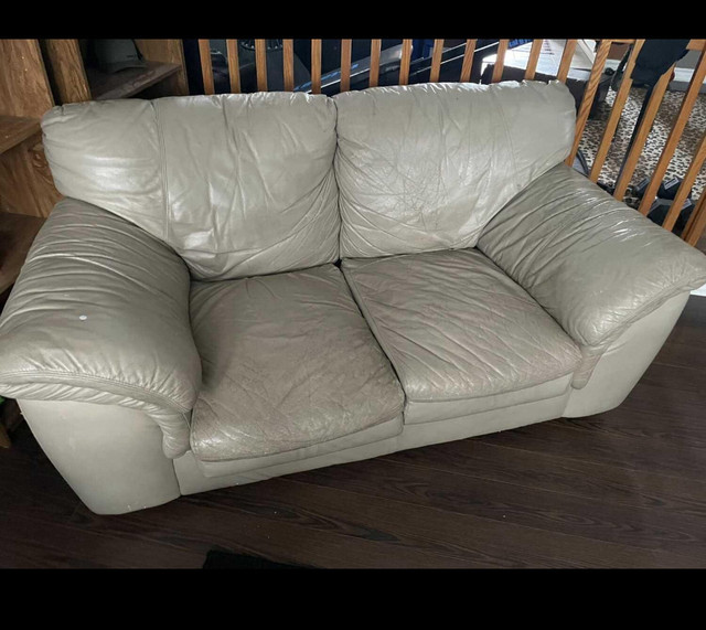  Real leather sofa dans Sofas et futons  à Ville de Montréal