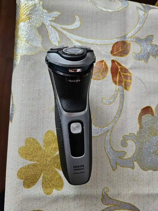 Philips Norelco Series 3000 Electric Shaver in General Electronics in Oakville / Halton Region - Image 3