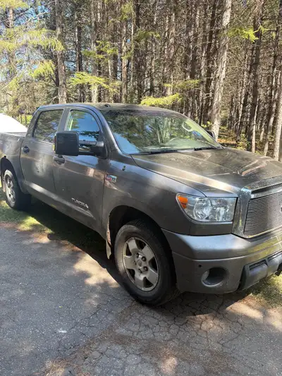 2011 Toyota tundra crewmax. There is a picture in the ad that shows what is needed. Window is cracke...